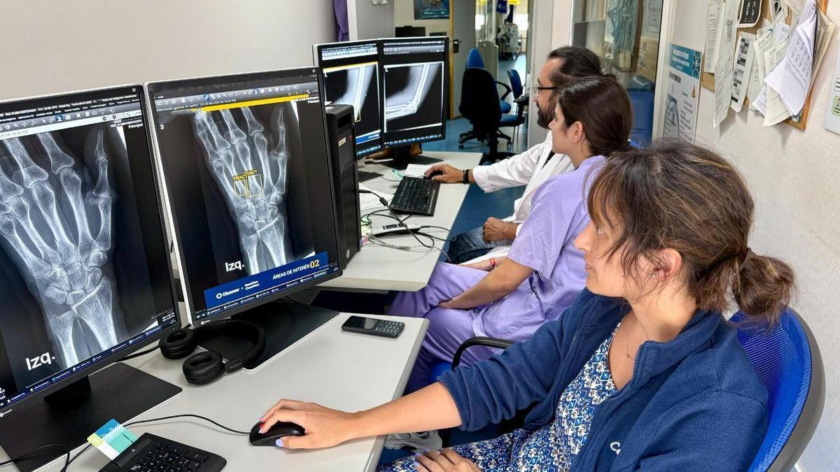 Profesionales revisando pruebas de imagen.