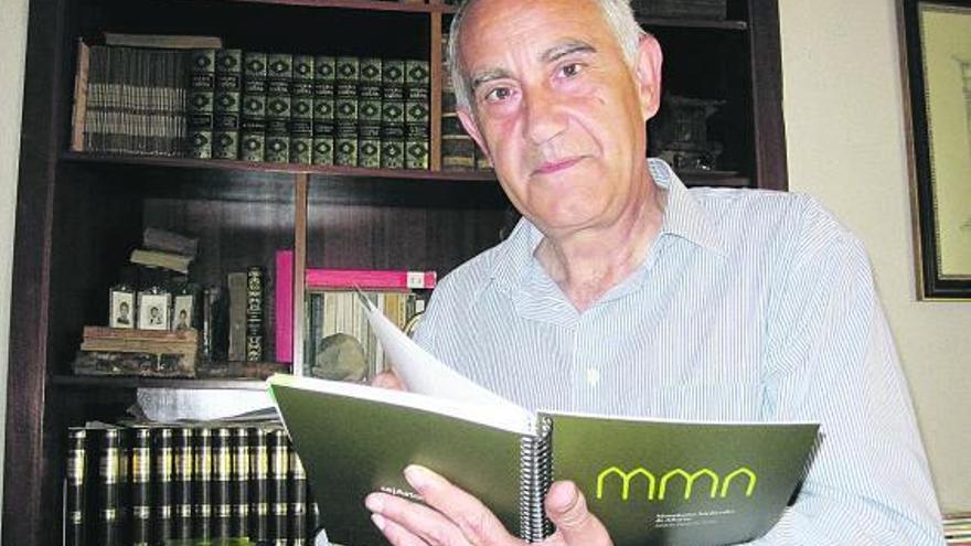 Andrés Martínez, con su último libro, en el despacho de su casa de Infiesto.