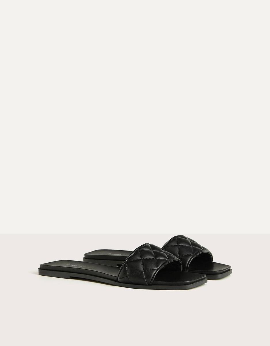 Sandalias planas negras acolchadas de Bershka