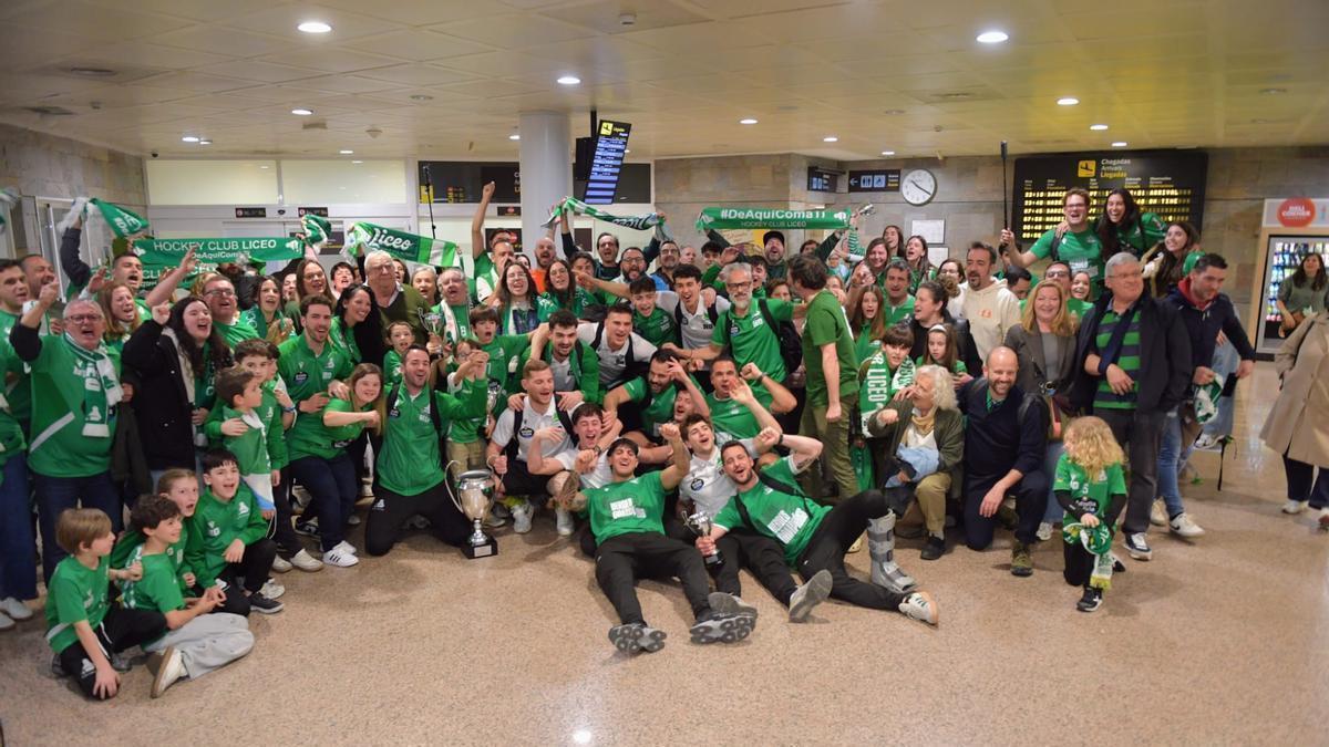Así fue la llegada del Liceo al aeropuerto de A Coruña con el título de Copa del Rey
