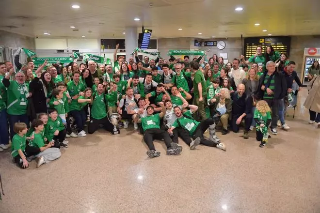 Así fue la llegada del Liceo al aeropuerto de A Coruña con el título de Copa del Rey