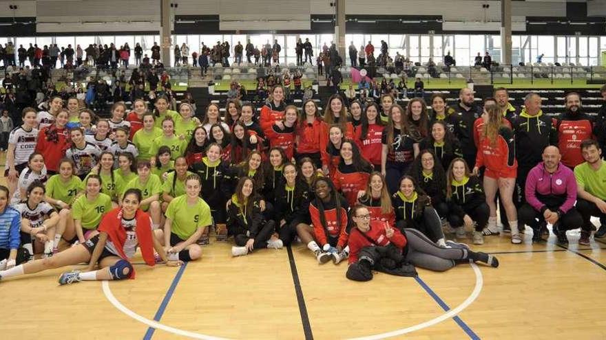 Formación de todos los equipos participantes en el sector nacional juvenil disputado en el Lalín Arena. // Bernabé/Javier Lalín