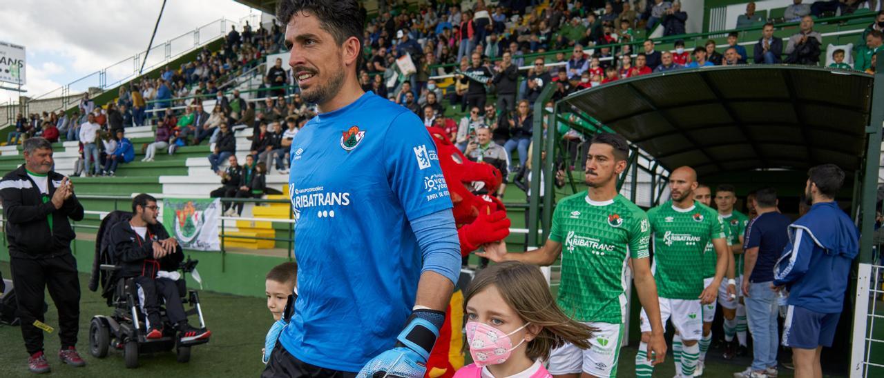 Bernabé, el pasado domingo, saliendo al campo antes del Cacereño-Mérida.