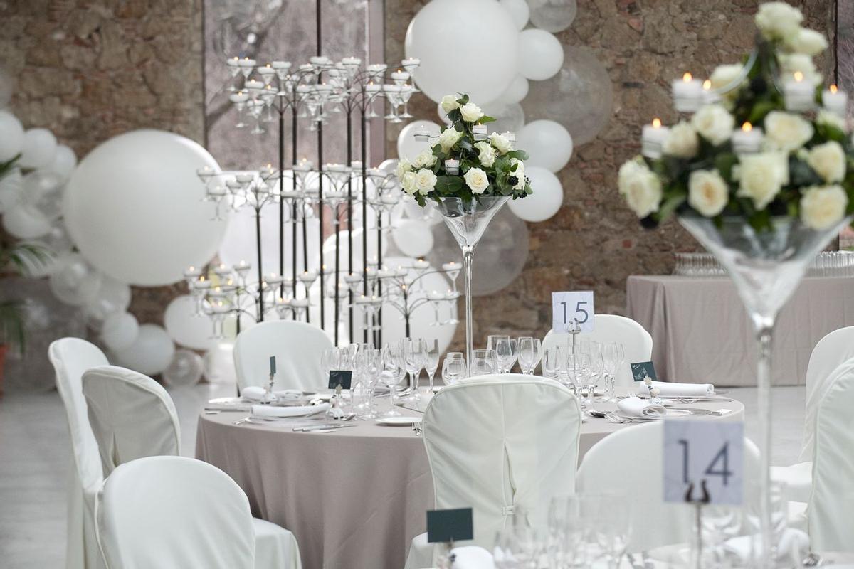 Decorar la mesa del banquete: blanco puro en ambientes clásicos