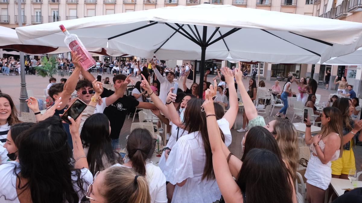 En la plaza Mayor de Elda cantando el pasodoble &quot;Idella&quot;.