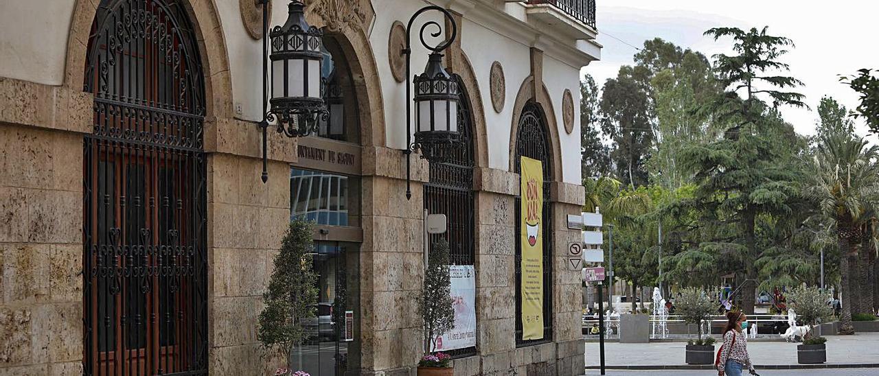 Fachada del Ayuntamiento de Sagunt. | DANIEL TORTAJADA