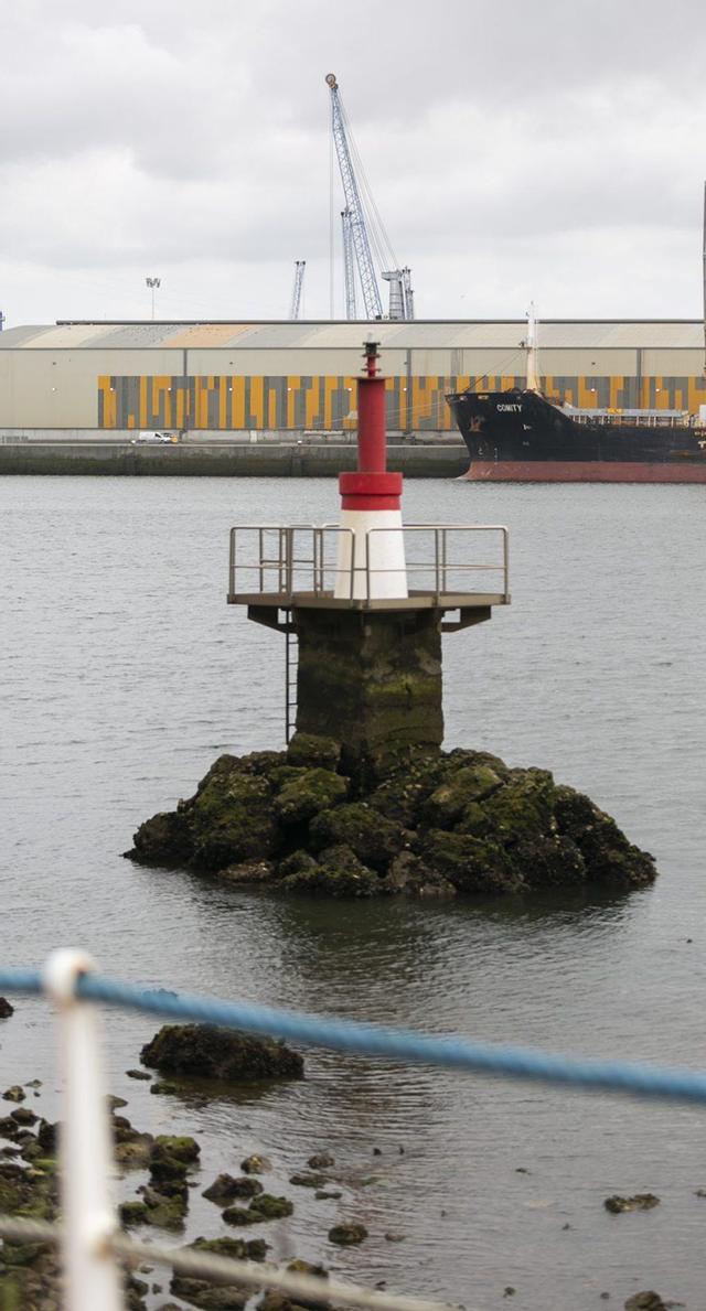 Zona industrial a orillas de la ría de Avilés.