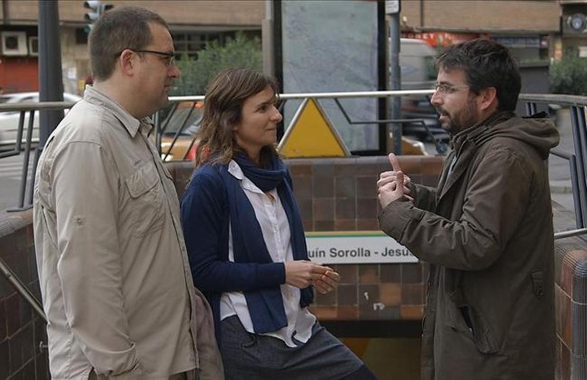 Jordi Évole, amb la presidenta de l’Associació de Víctimes Metro 3 de Juliol i amb l’anterior president de l’entitat. Jordi Évole, amb la presidenta de l’Associació de Víctimes Metro 3 de Juliol i amb l’anterior president de l’entitat.