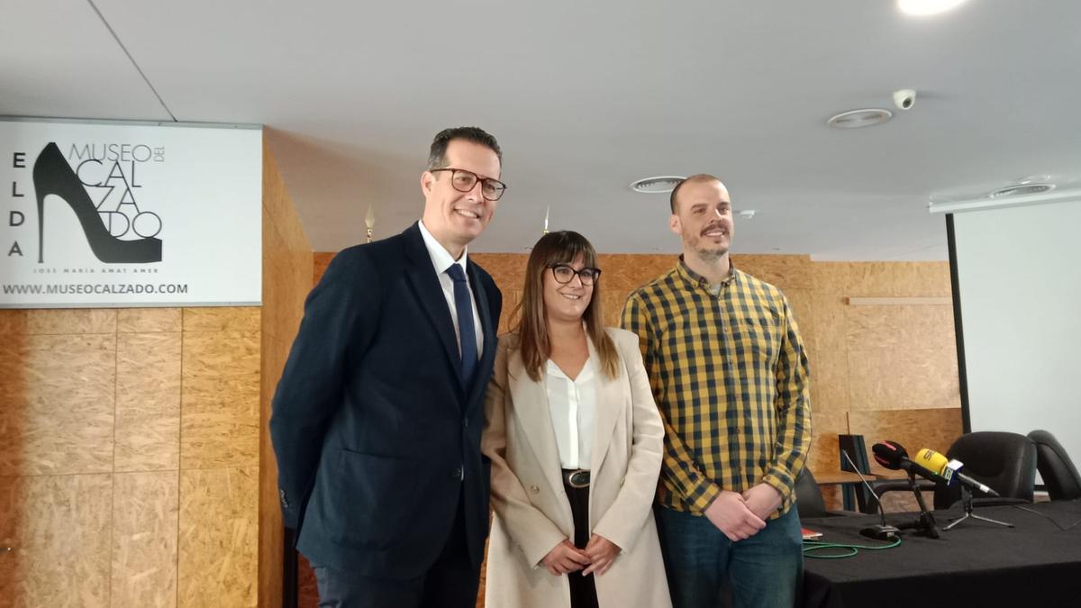 El alcalde con la nueva directora y el edil de Cultura tras la presentación