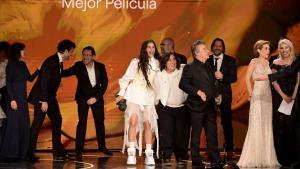 Los equipos de las películas La infiltrada y El 47, ganadores ex aequo del premio a la Mejor Película, celebran en el escenario durante la 39ª ceremonia de los Premios Goya