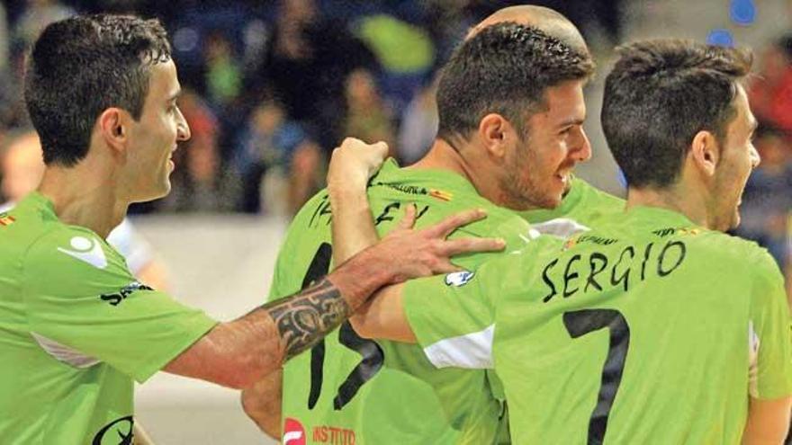 Joao, Sergio y Vadillo felicitan a Taffy tras su gol ayer en el Palau d´Esports de Son Moix.