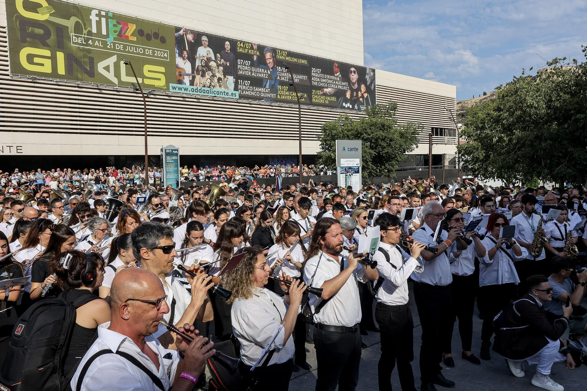 Resumen de los actos de inicio de las Hogueras 2024 ( Mascletà, Pasodoble, Homenaje Foguerers y Barraquers, desfile del Pregón y Pregón oficial )