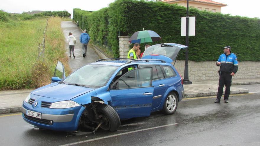 Uno de los vehículos accidentados, en Llanes.