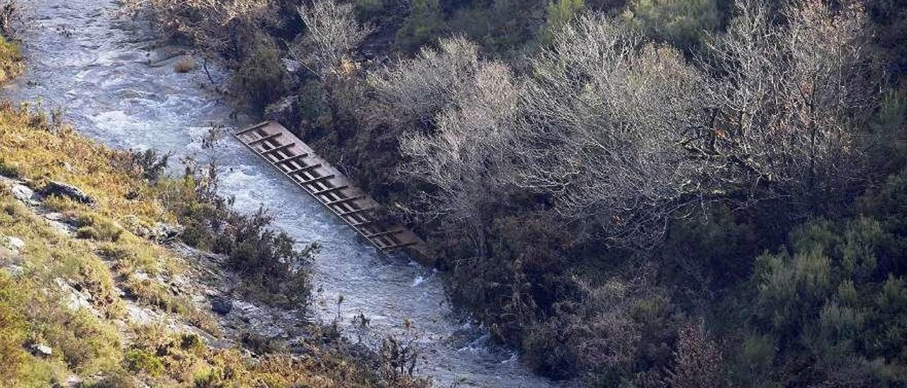 La pasarela de madera de Pena de Panos fue derribada en diciembre de 2017. // Bernabé/Javier Lalín