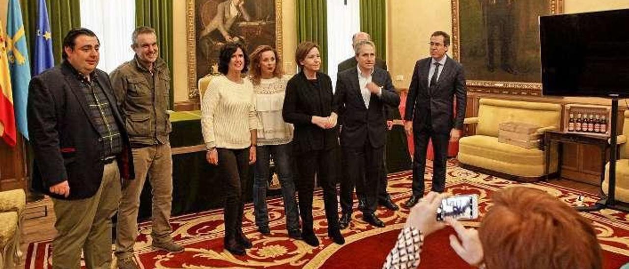 Germán Heredia y parte de la directiva de la Unión de Comerciantes, en su encuentro con la Alcaldesa y su equipo.