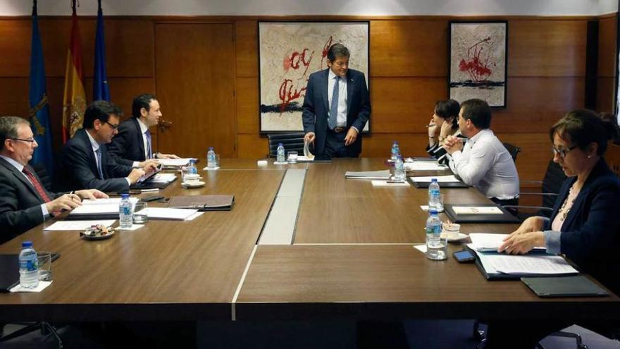 Javier Fernández, al fondo, preside la reunión de ayer del Consejo de Gobierno.