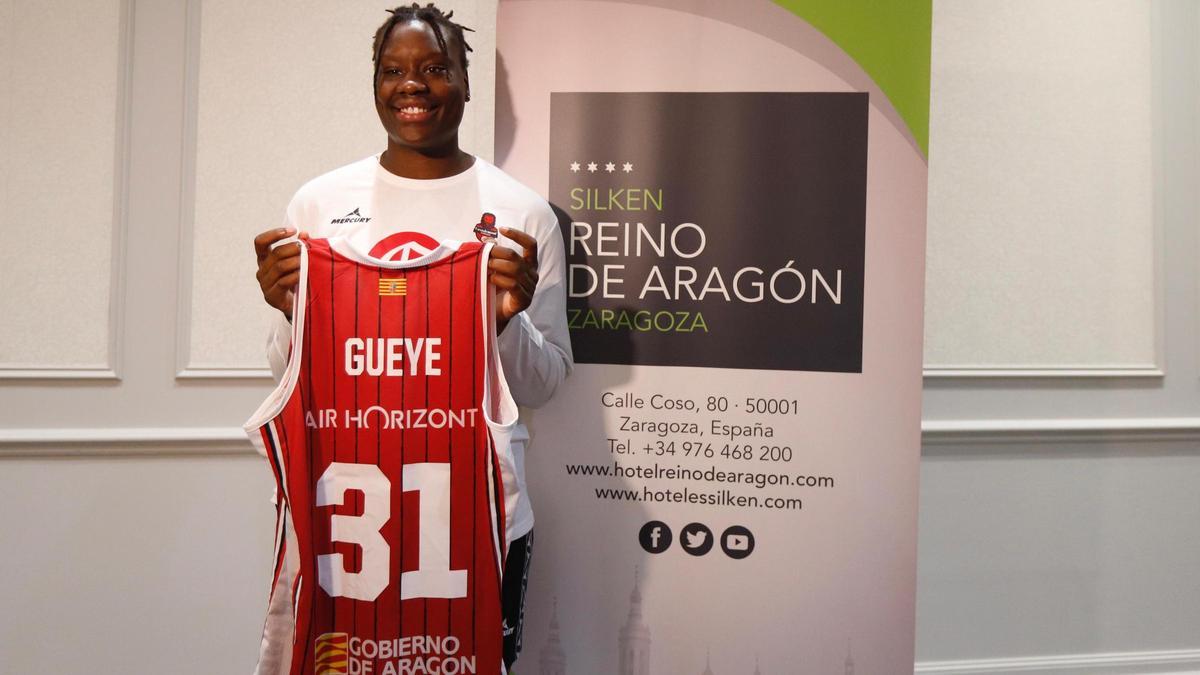 Aminata Gueye posa con su camiseta durante su presentación con el Casademont Zaragoza