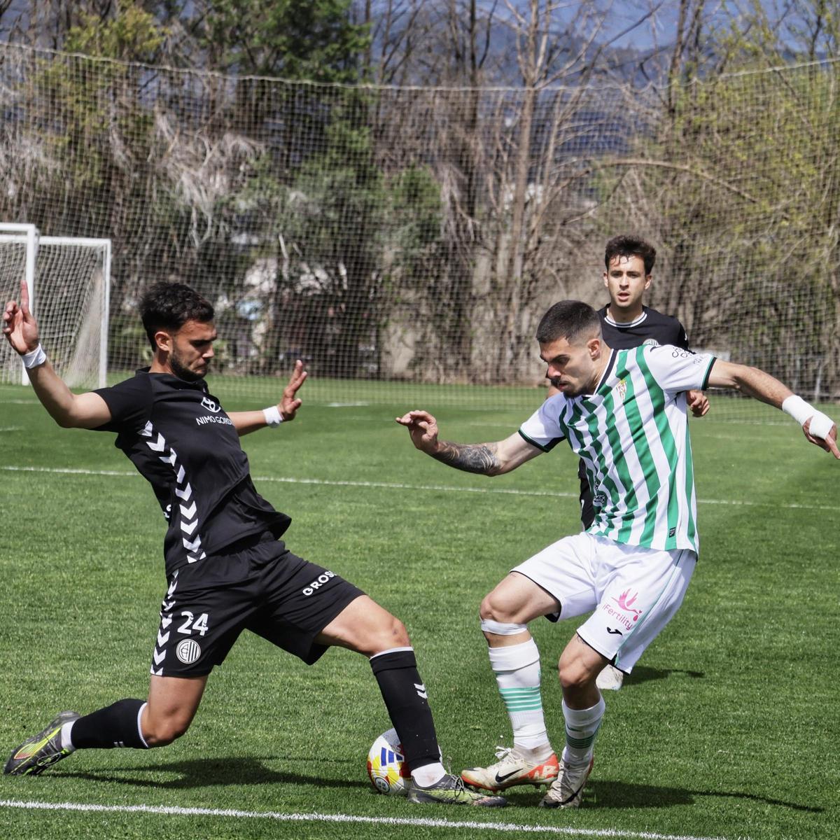 Lance del encuentro entre el Córdoba CF B y el Atlético Central.