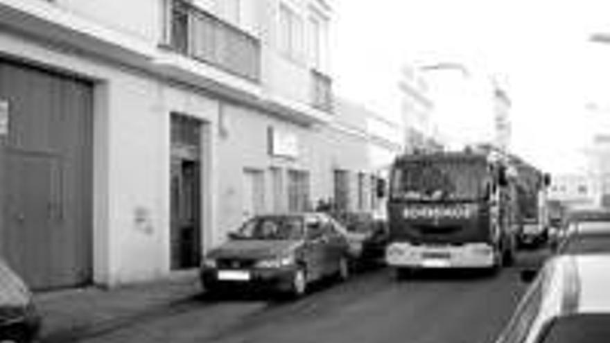 Los bomberos intervienen para apagar el fuego en una cocina que ardió en la calle Hornachos