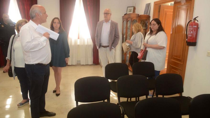 Momento en el que Durán invita a la representación socialista a irse del salón de plenos. |  // NOÉ PARGA
