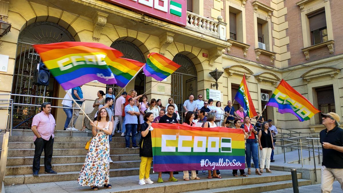 Representantes de CCOO en Córdoba se concentran a las puertas de la sede para reivindicar igualdad de las personas LGTBI+ en el trabajo