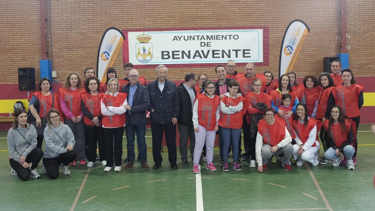 Foto de familia de las autoridades locales con técnicos y monitores de Asprosub Virgen de la Vega.