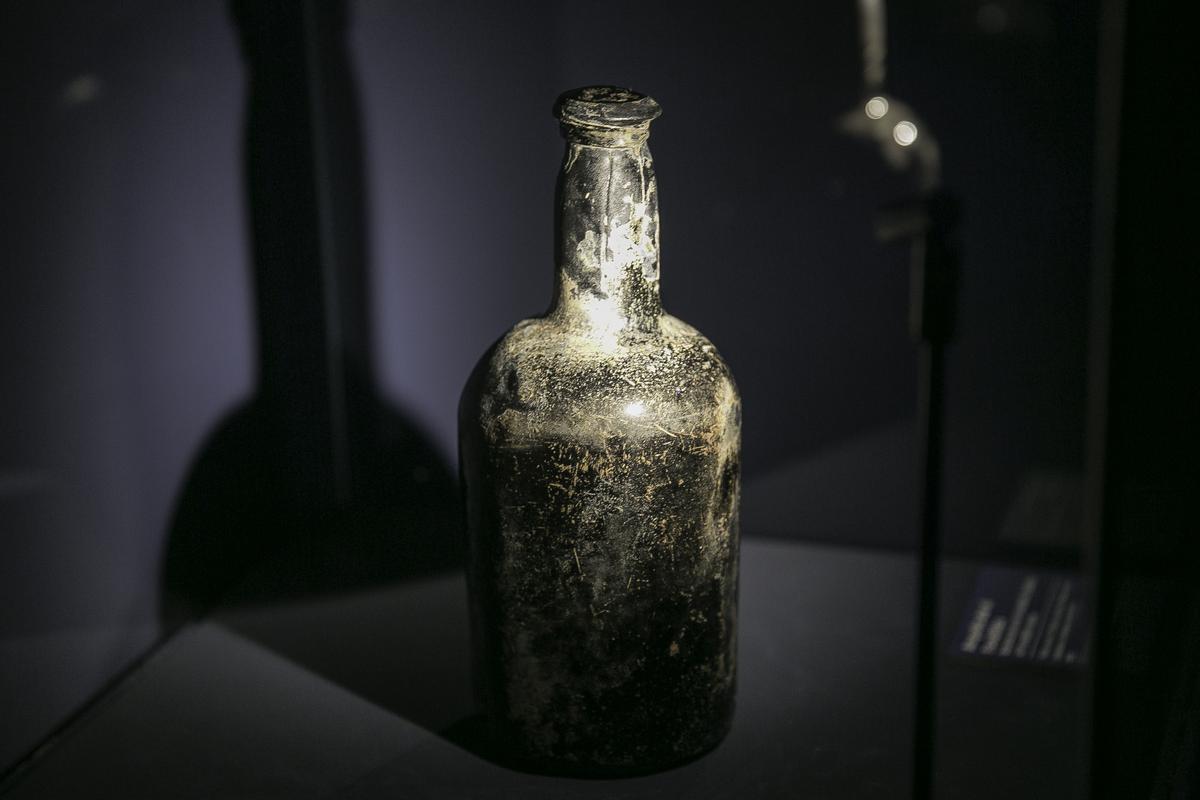Una botella de fondillón alicantino embotellado en 1813 que iba a bordo del Magnum Bonum inglés que naufragó en aguas del delta del Ebro.