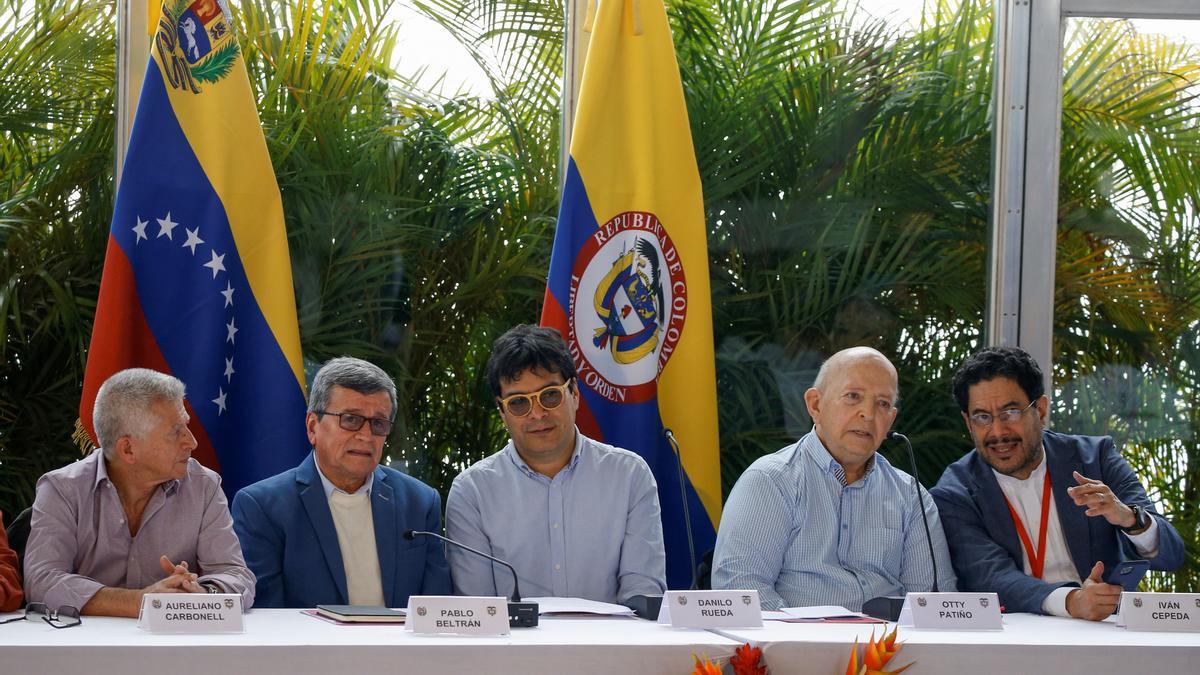 Delegaciones del Gobierno de Colombia y de la guerrilla del ELN durante la rueda de prensa ofrecida este lunes en Caracas.