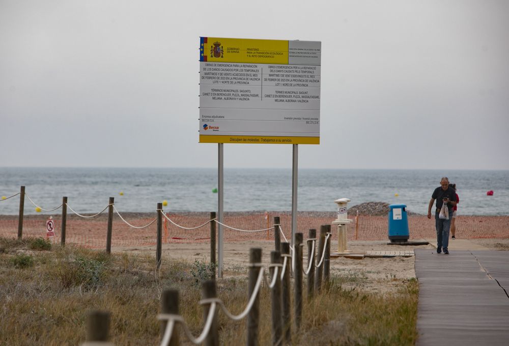 Se inician los trabajos de retirada de piedras en la playa de Canet