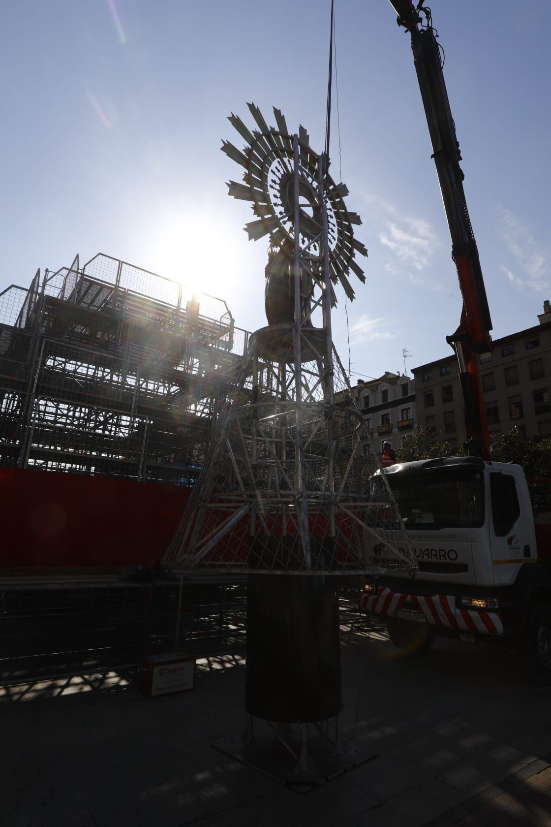La Virgen ya preside la plaza del Pilar