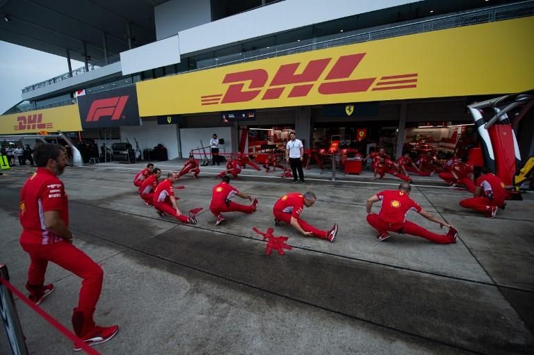 Los mecánicos de Ferrari caliente durante la jornada de entrenamientos en el GP de Fórmula 1 de Japón. AFP PHOTO / Martin BUREAU