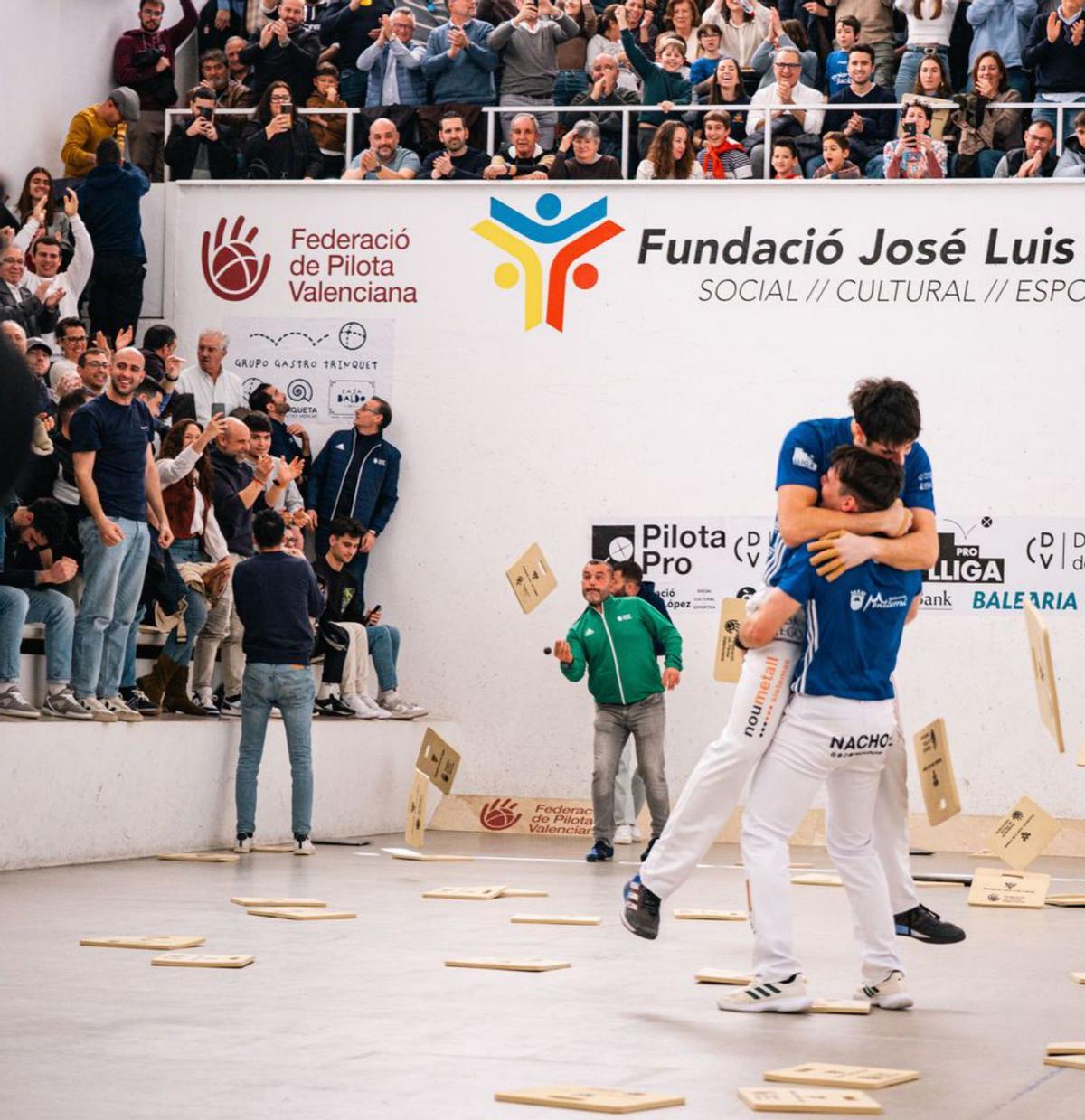 Els blaus s’abracen en acabar la partida davant l’ovació del públic. | FEDPIVAL