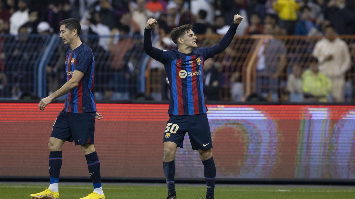 Gavi festeja con el público uno de los goles del Barça.