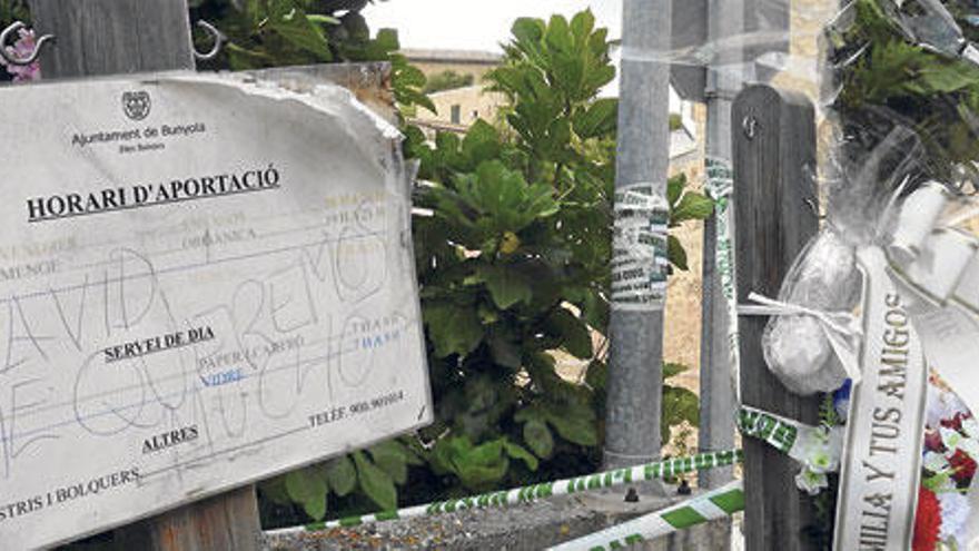 Flores en memoria del joven fallecido en la farola donde se electrocutó, precintada por la Guardia Civil. En la imagen pequeña, el alcalde de Bunyola, Jaume Isern.