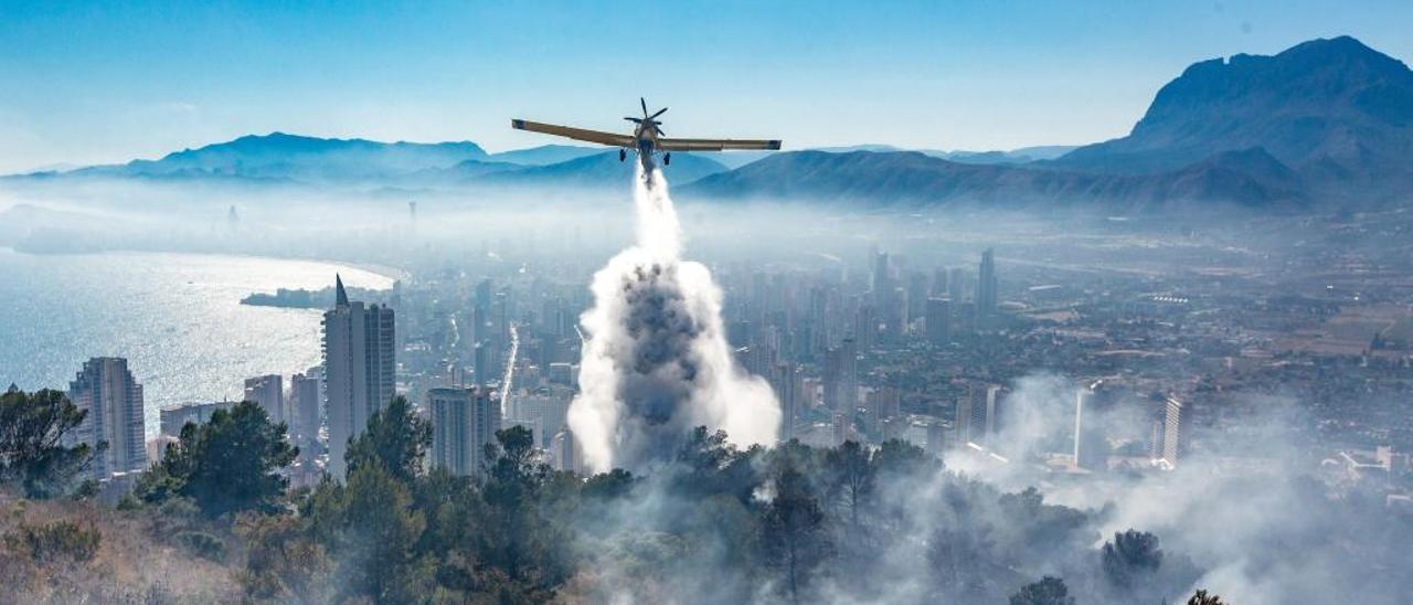 Un hidroavión vertiendo agua en la zona de la Serra Gelada durante el incendio del 17 de junio.