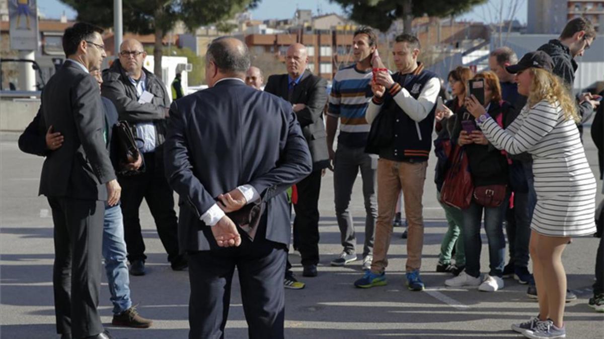 Joan Bladé, Javier Bordas y Pau Vilanova hacen acto de presencia en el espai de condolencia a Johan junto al presidente Josep Maria Bartomeu