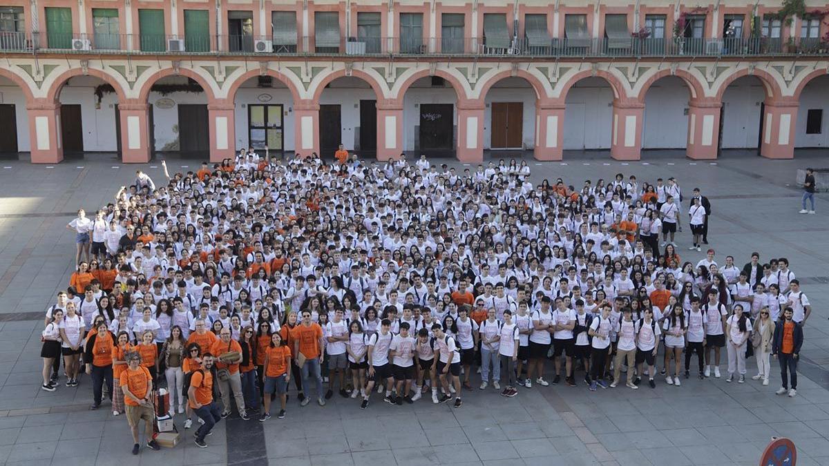 Participantes en la edición 2023 de la Yincana Matelmática por Córdoba, en la plaza de la Corredera.