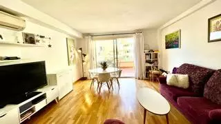 Oportunidad inmobiliaria única en Mallorca: Piso rebajado a la venta en Campos con tres habitaciones y piscina comunitaria