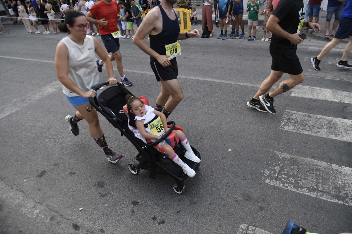 Una participante, corriendo con su hija