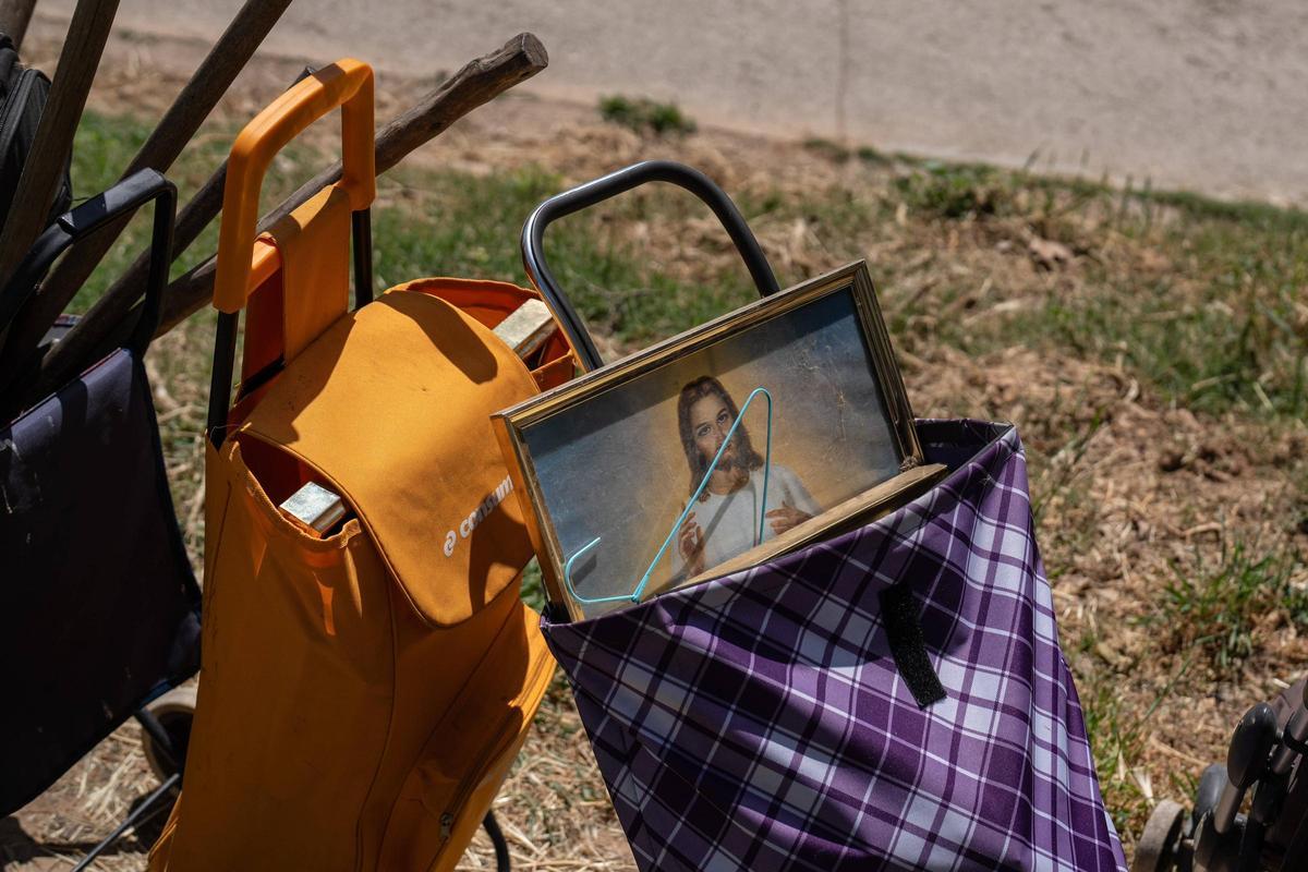 Los ocupantes de los terrenos de la masía de Can Cervera de Esplugues han podido retirar algunas de sus pertenencias tras ser desalojados