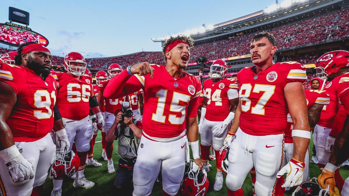 Mahomes y Travis Kelce arengando a sus compañeros de los Chiefs.