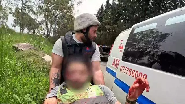 El momento en que un bombardeo israelí mata a un paramédico en el sur de Líbano