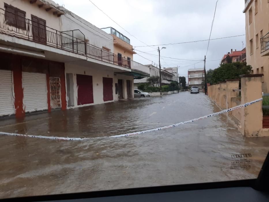 Un carrer de l'Estartit tallat per inundació