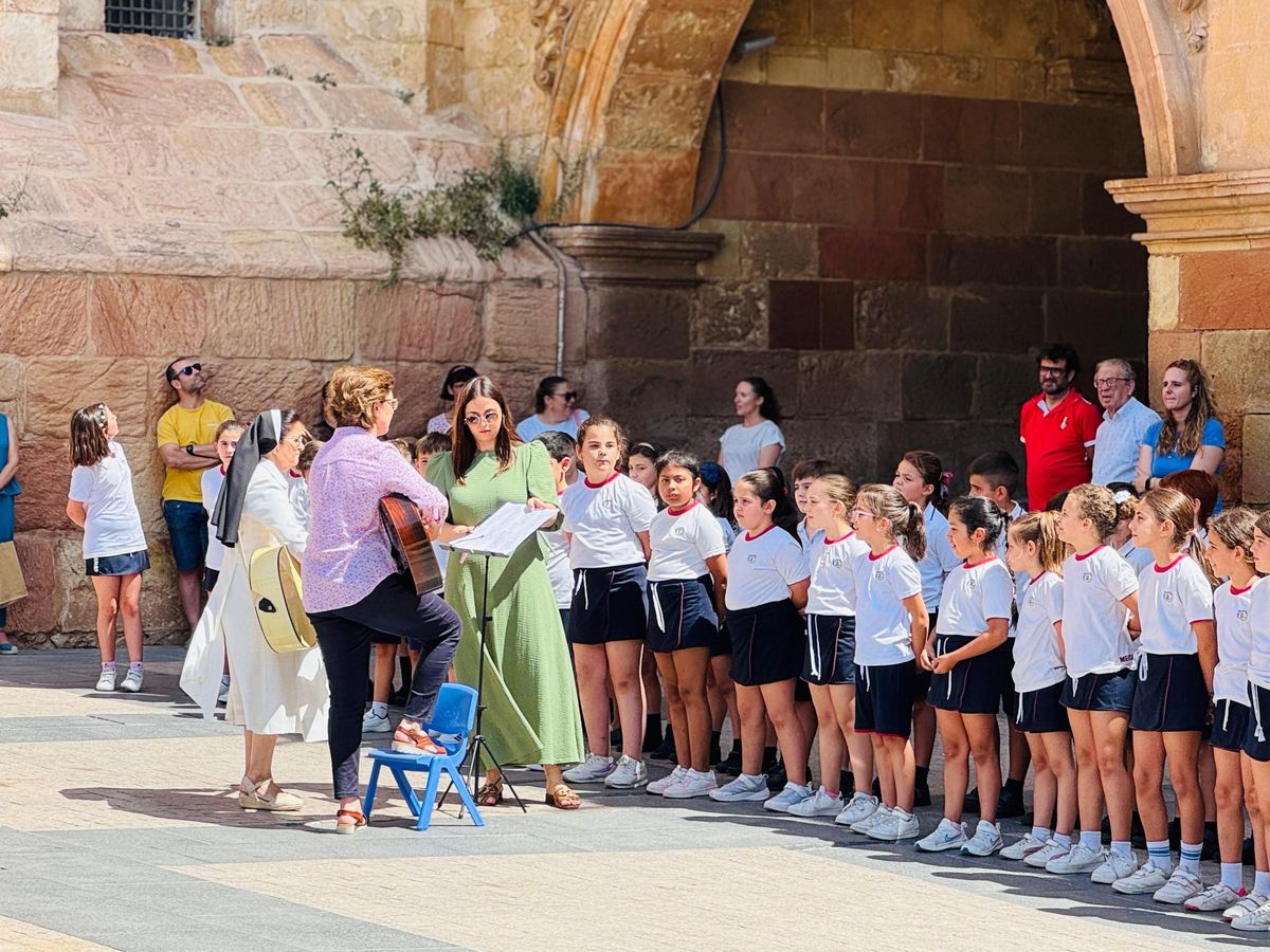 Decenas de escolares tomaban parte en el acto.