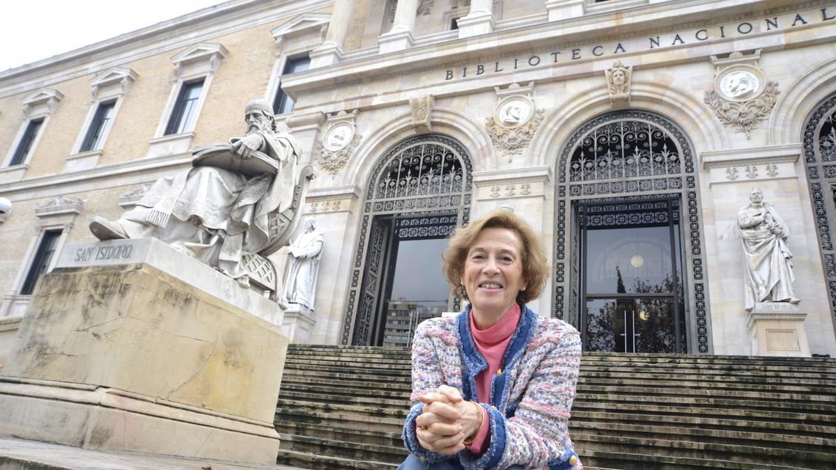 La escritora Julia Navarro, delante de la Biblioteca Nacional de Madrid