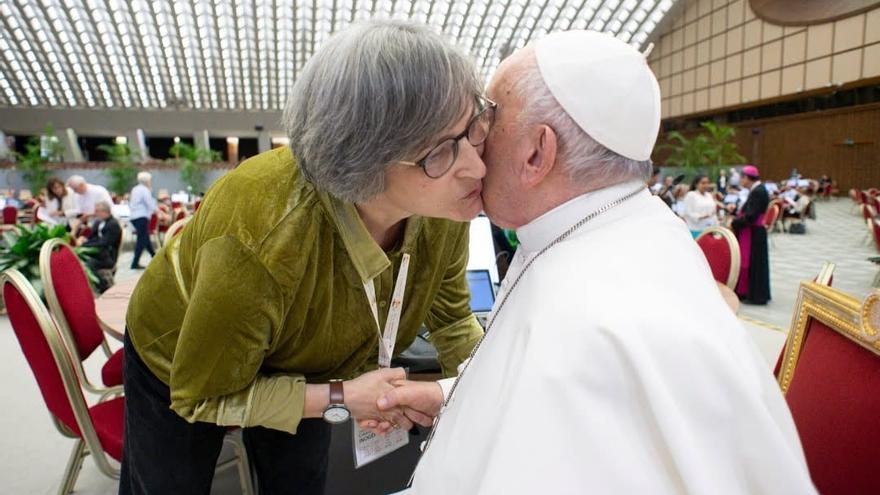 Cristina Inogés saluda al papa Francisco en la Asamblea de 2023, donde se conocieron personalmente.