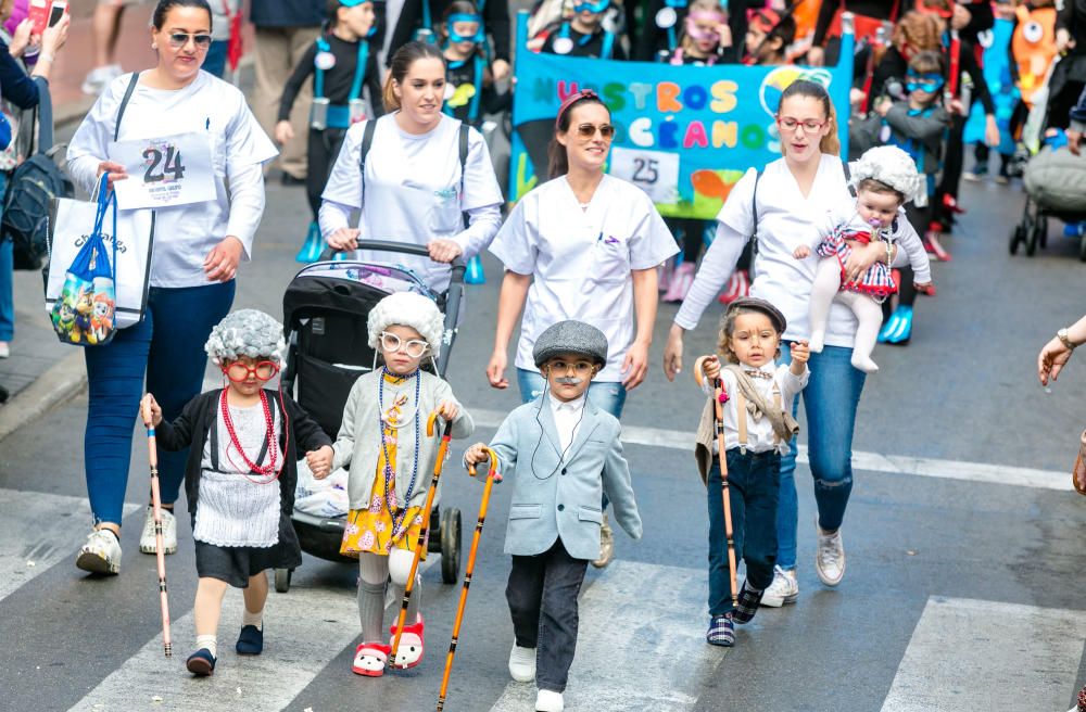 Los más pequeños desfilan en el Carnaval Infantil de Benidorm.