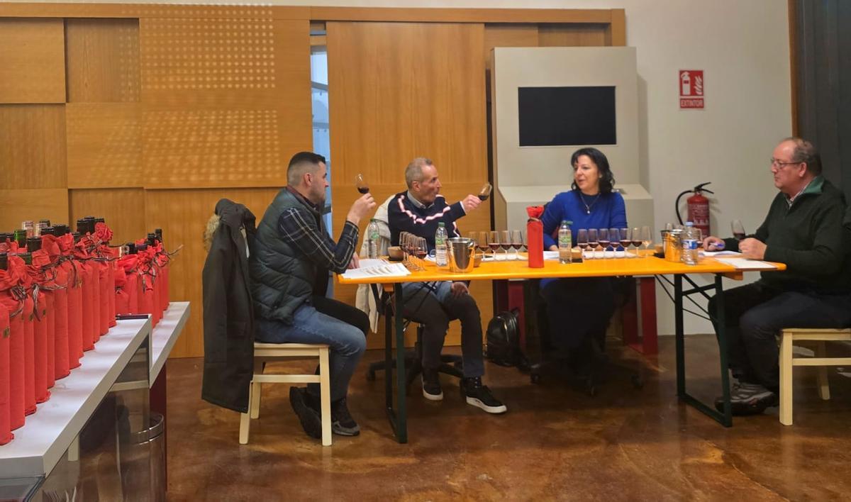 Luciano Gómez, Fernando González, Alicia Fernández y Joaquín Fernández durante la cata.