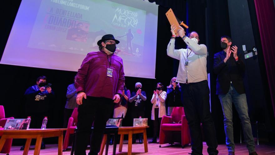 Eduardo Fernán-López recoge su premio en el festival Morella Negra