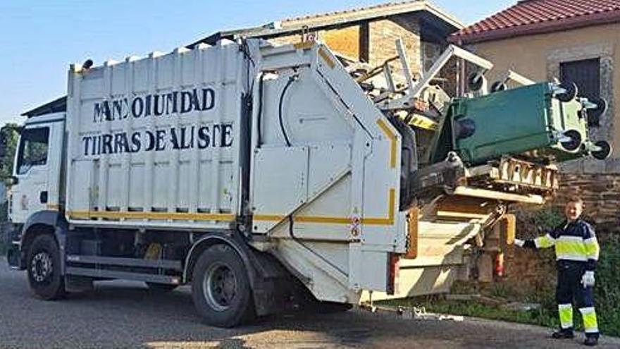 El camión de la Mancomunidad de Aliste con el operario realizando la recogida de basuras.